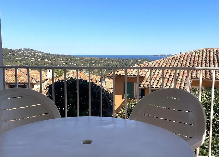 Vue Domaine Les Restanques شقة